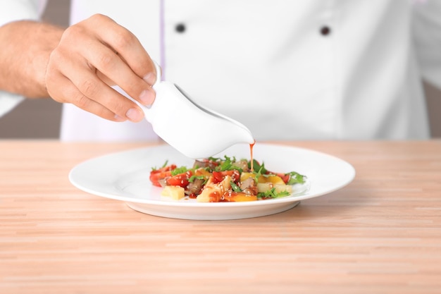 kucharz przygotowujący danie